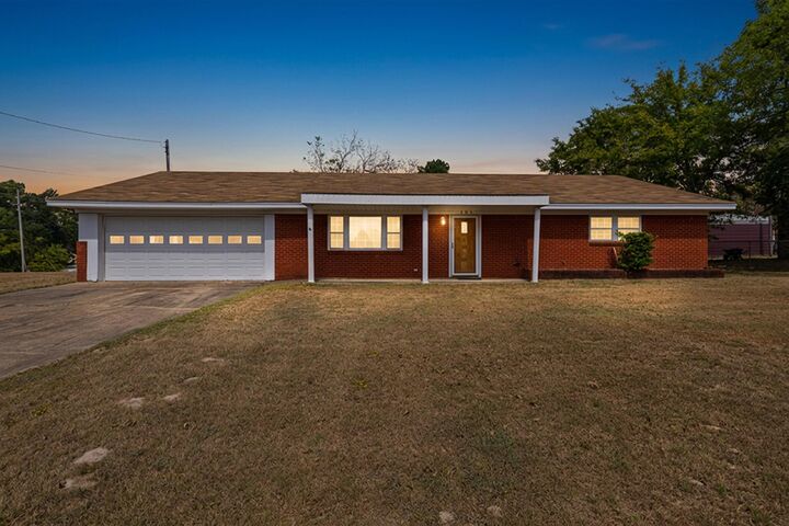 Property Photo: 905 Hillcrest St TX 75563