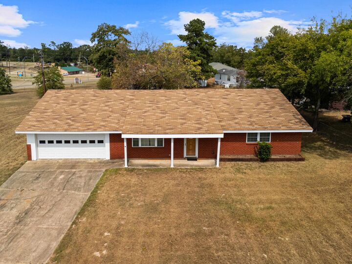 Property Photo: 905 Hillcrest St TX 75563