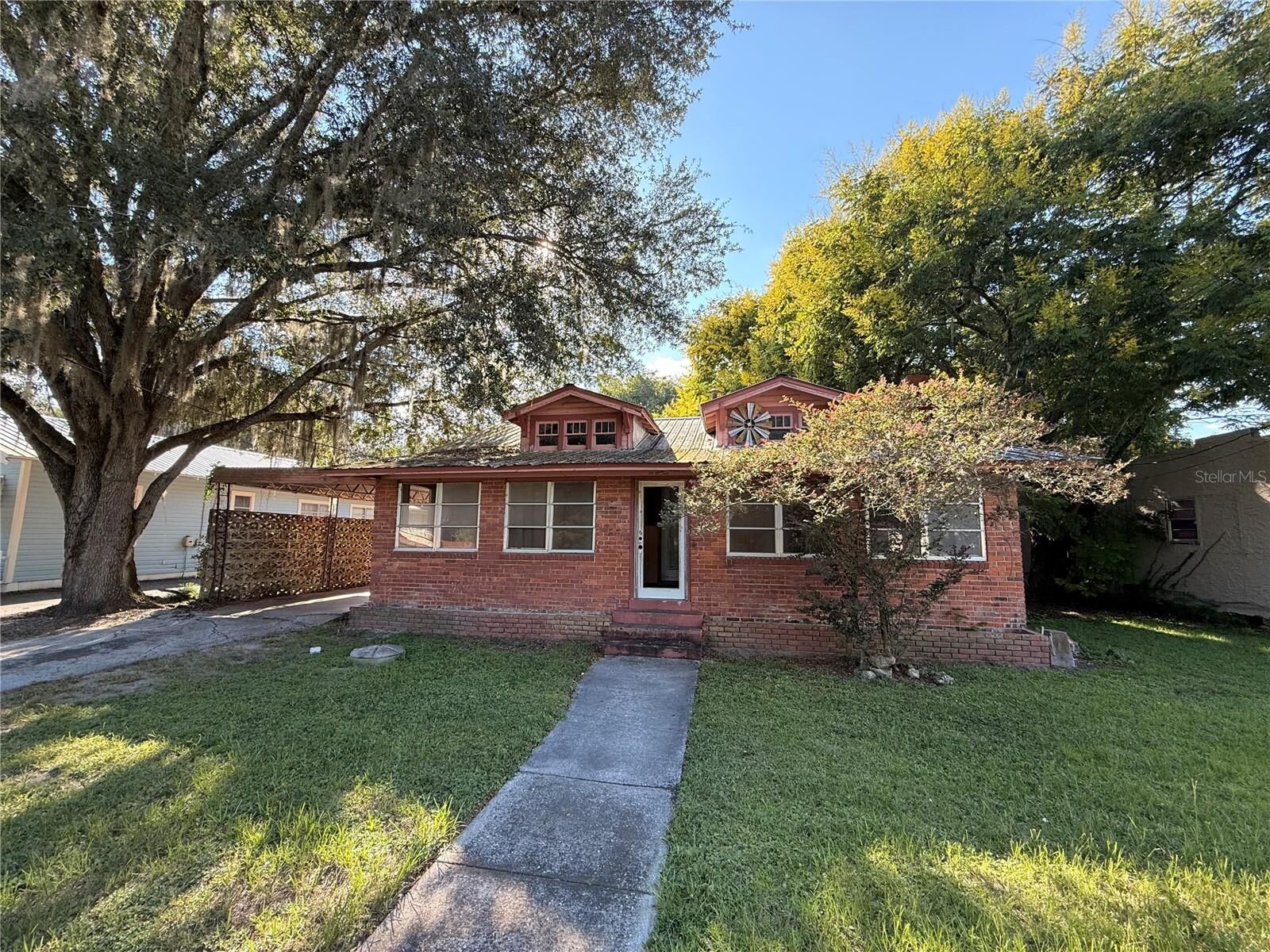 Property Photo:  112 S Florida Street  FL 33513 