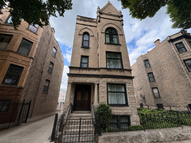 Property Photo: 2528 W Iowa Street 2 IL 60622