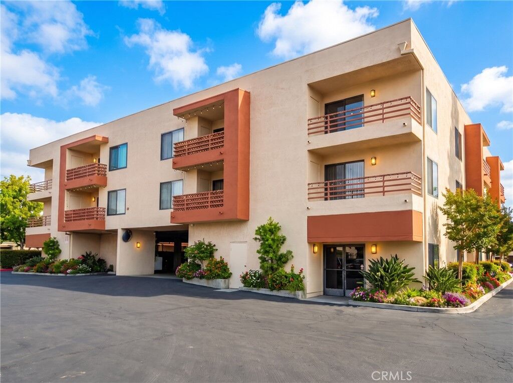 Property Photo: 6815 Remmet 219 CA 91303