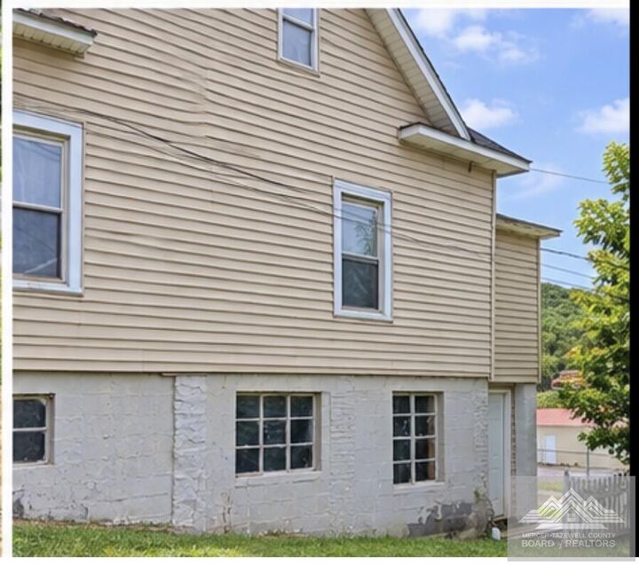 Property Photo: 1009 Highland Ave WV 24701