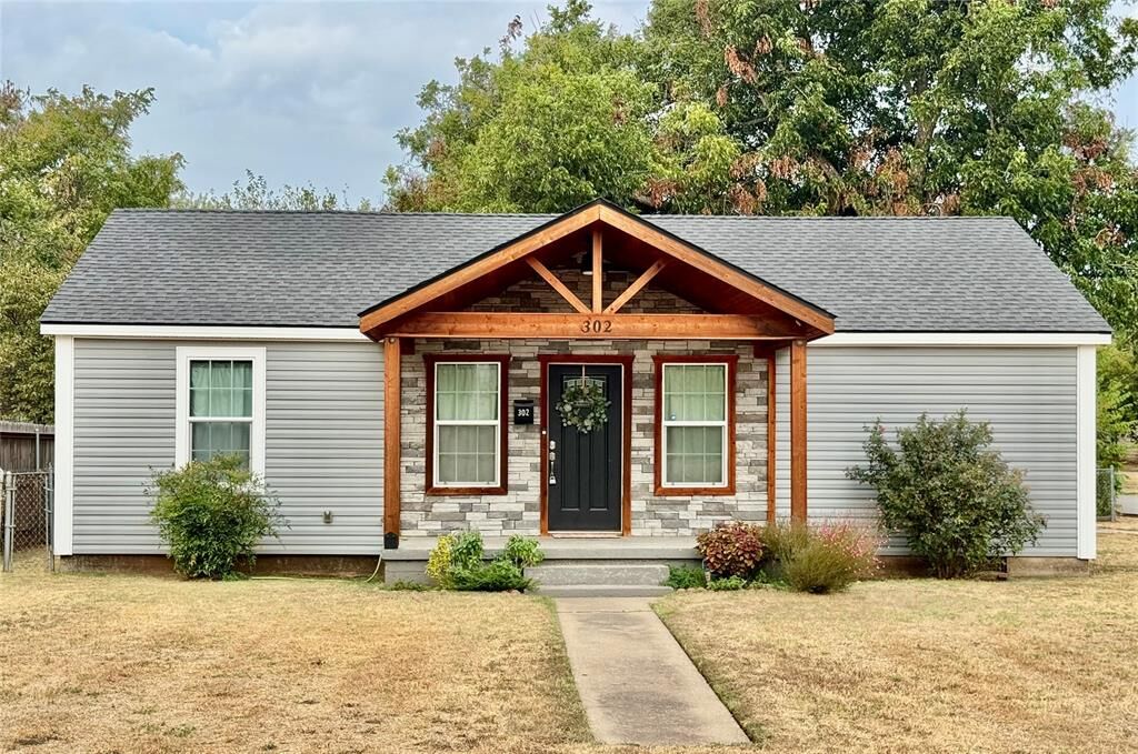 Property Photo:  302 S 15th Street  OK 73018 
