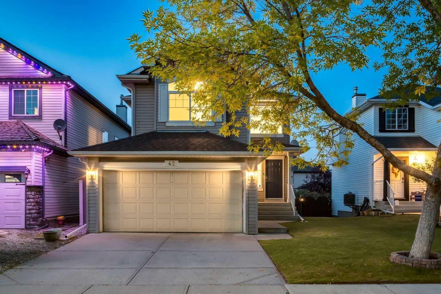 Property Photo: 42 Douglas Glen Circle SE AB T2Z 3T3