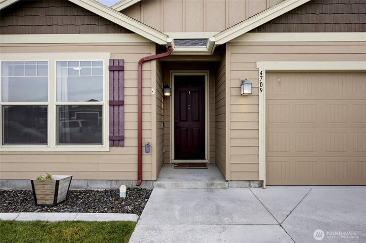 Property Photo: 4709 W Wren Street WA 98837