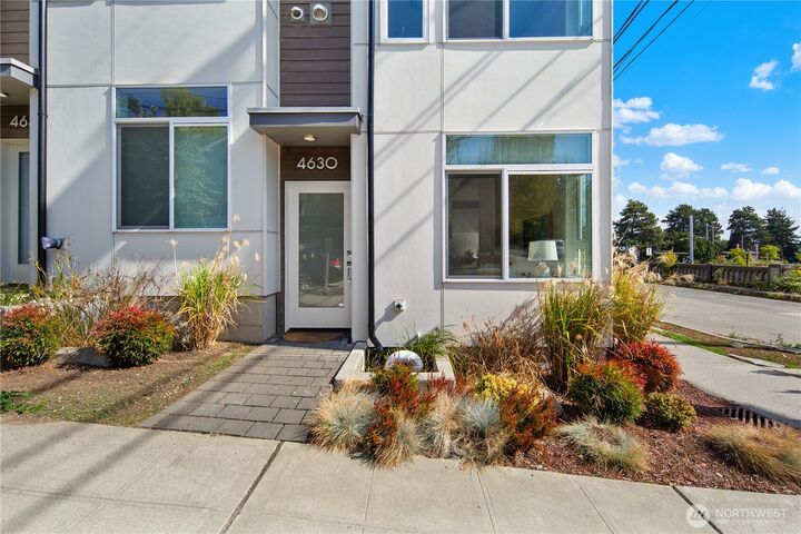 Property Photo:  4630  Linden Avenue N  WA 98103 