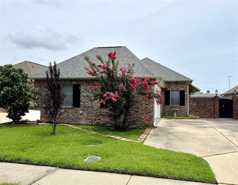 Property Photo:  203 Pecanwood Drive  LA 70605 