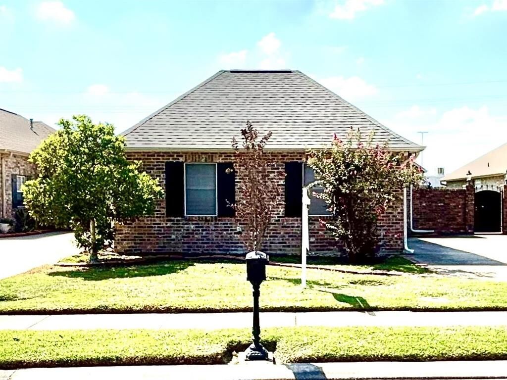 Property Photo: 203 Pecanwood Drive LA 70605