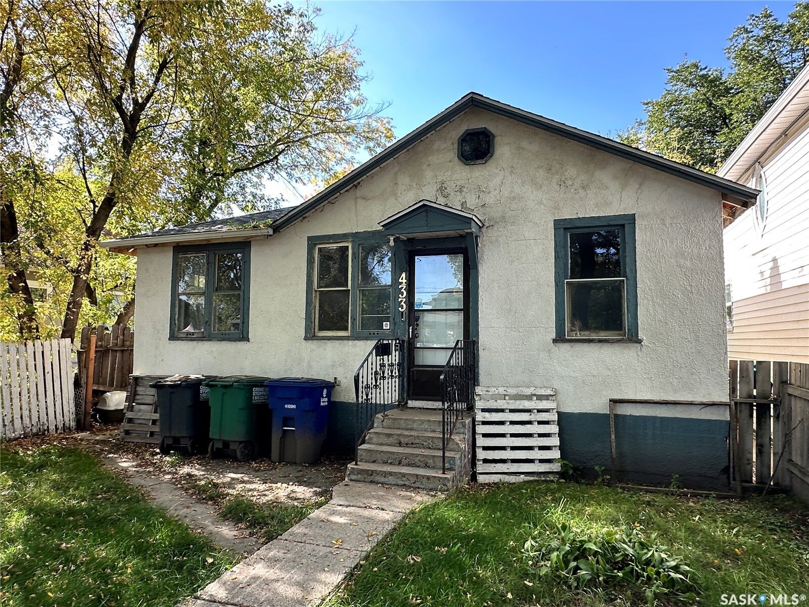 Property Photo: 433 I Avenue S SK S7M 1Y3