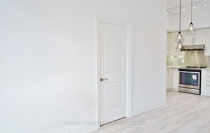 Property Photo: 38 Cedarland Drive 916 ON L6G 0G7