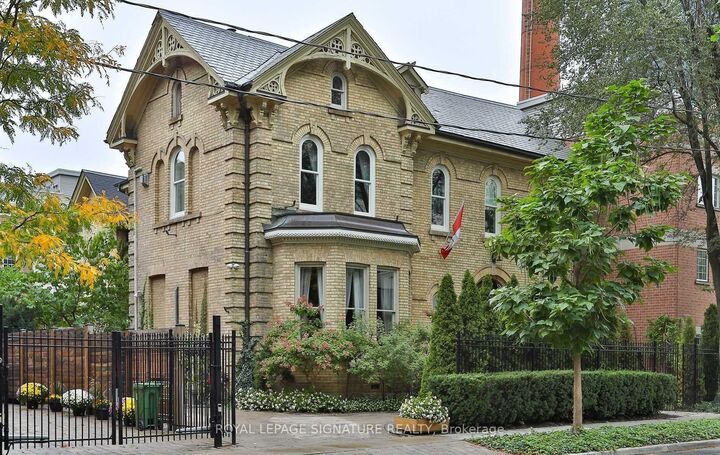 Property Photo: 4 Wellesley Place ON M4Y 2K4