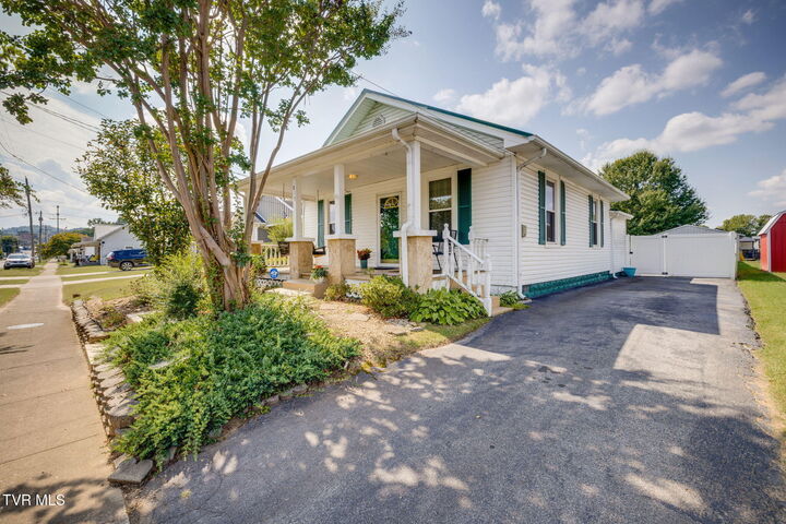 Property Photo: 817 North Roan Street TN 37643