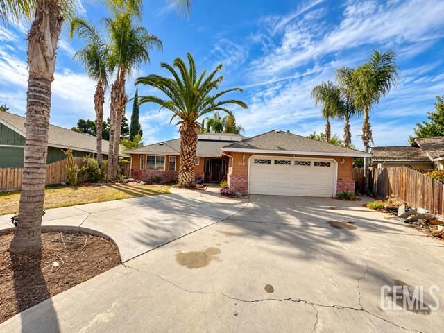 Property Photo:  1621 N Maple Street  CA 93292 