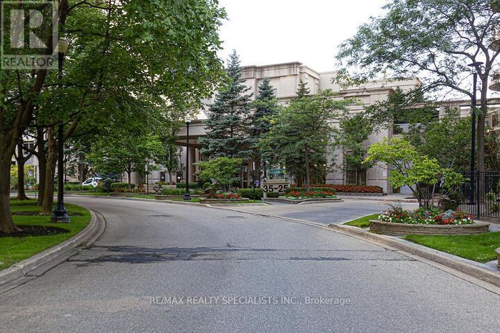 Property Photo: 25 Kingsbridge Garden Circle 2320 ON L5R 4B1