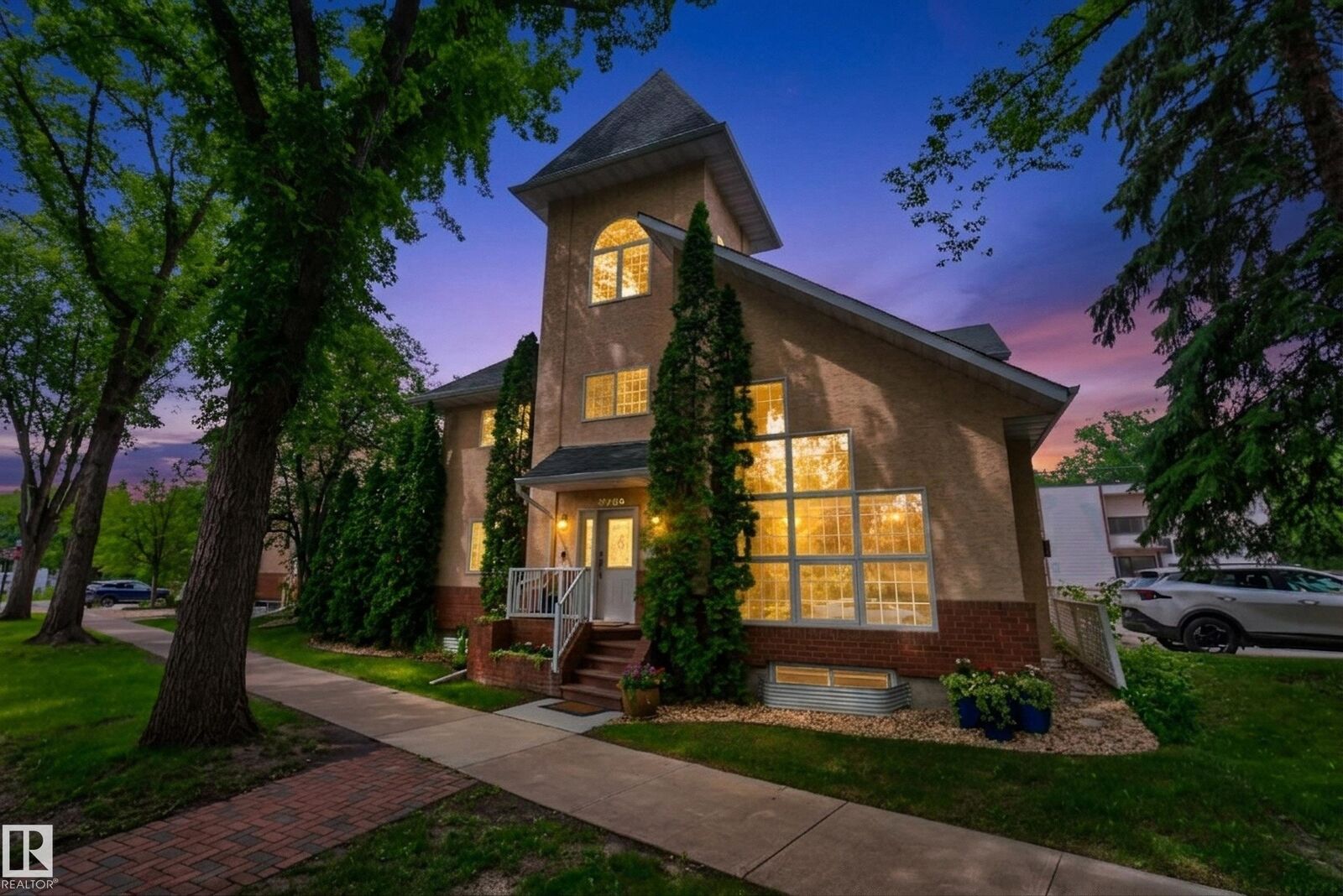 Property Photo:  10746 University Avenue NW  AB T6E 4P9 