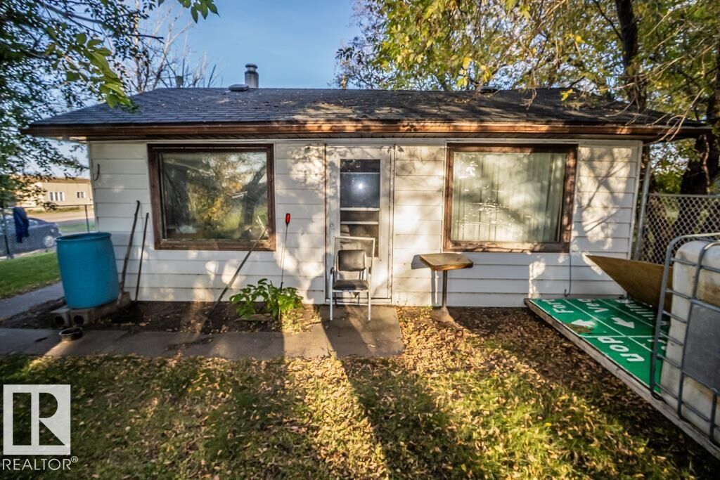 Property Photo:  219 Second Avenue  AB T0B 0P0 