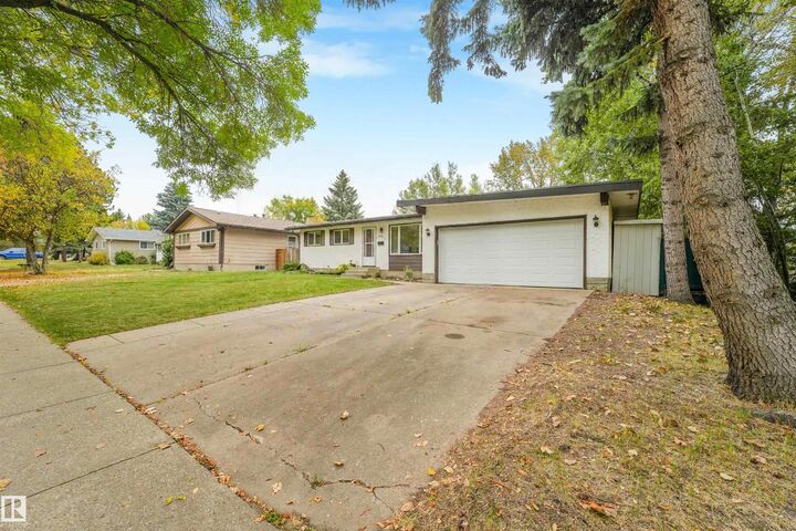 Property Photo:  19 Gatewood Avenue  AB T8N 1A1 
