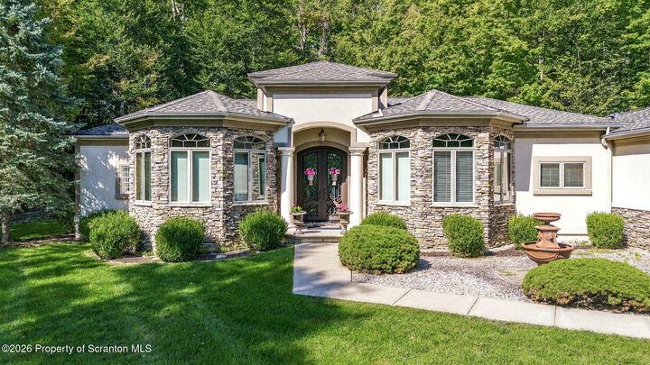 Property Photo:  1004 Oakford Woods  PA 18471 
