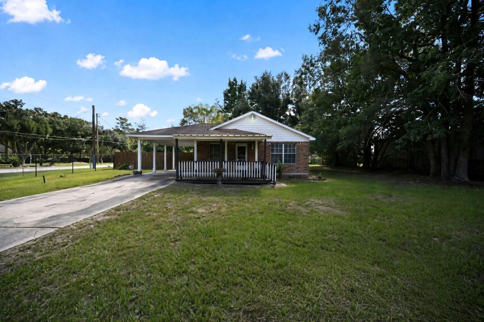 Property Photo: 220 N William Barnett Avenue TX 77327