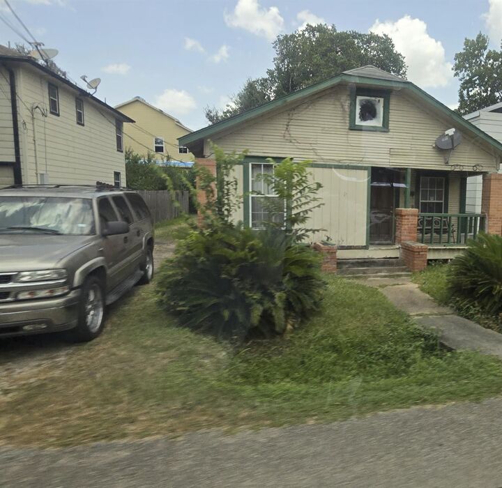 Property Photo: 821 E 38th Street TX 77022
