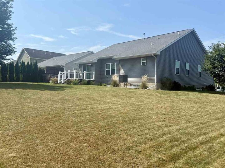 Property Photo: 1864 Mackinaw Dr IA 52245