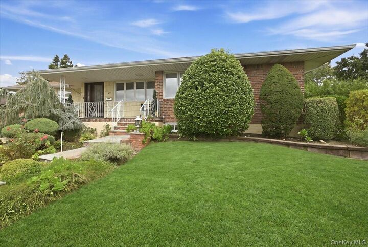 Property Photo:  47 Royal Way  NY 11040 