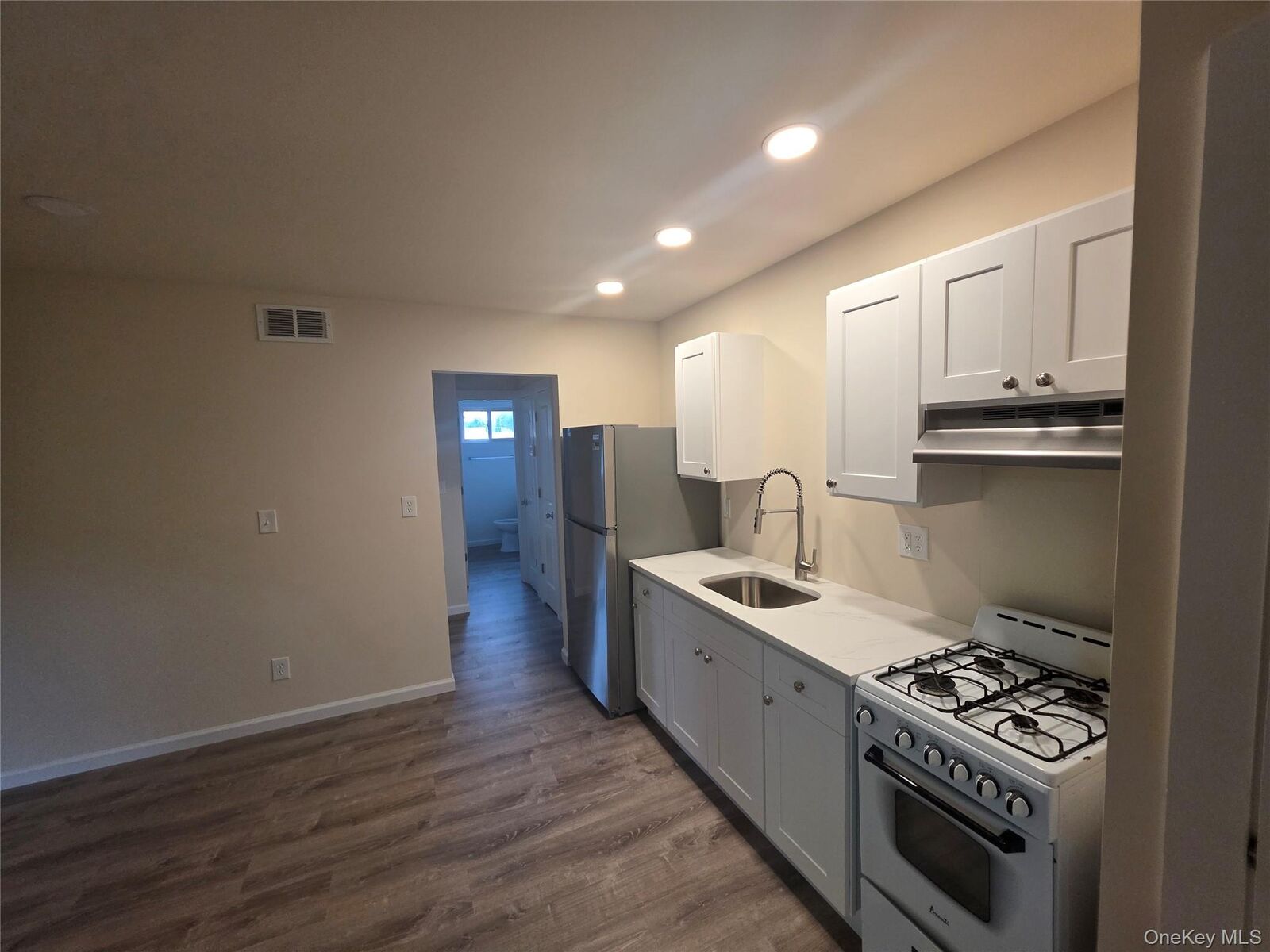Property Photo:  