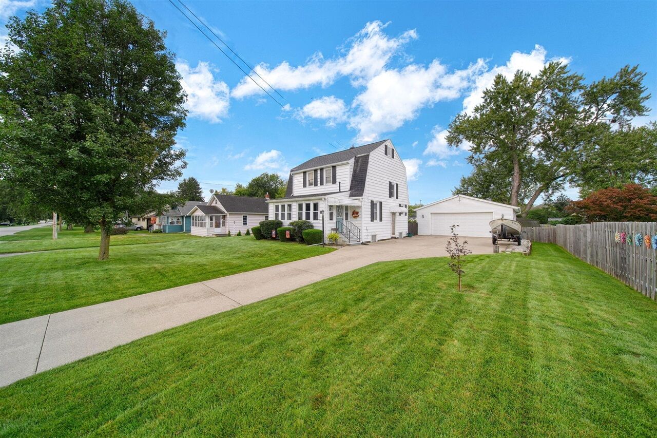 Property Photo:  826 Concord Boulevard  MI 49202-2910 