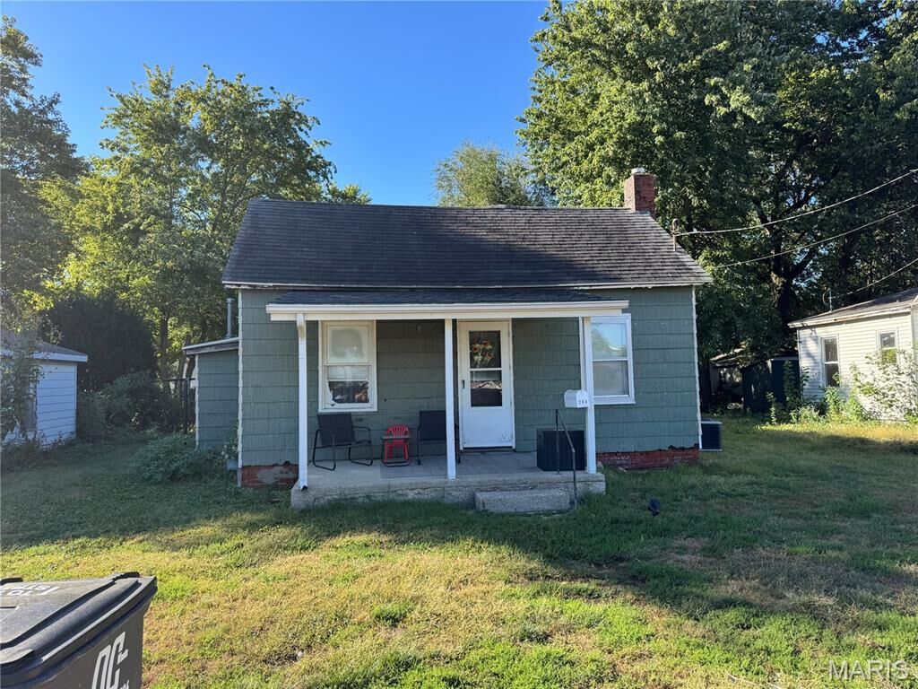 Property Photo:  204 E Columbia Street  IL 62056 
