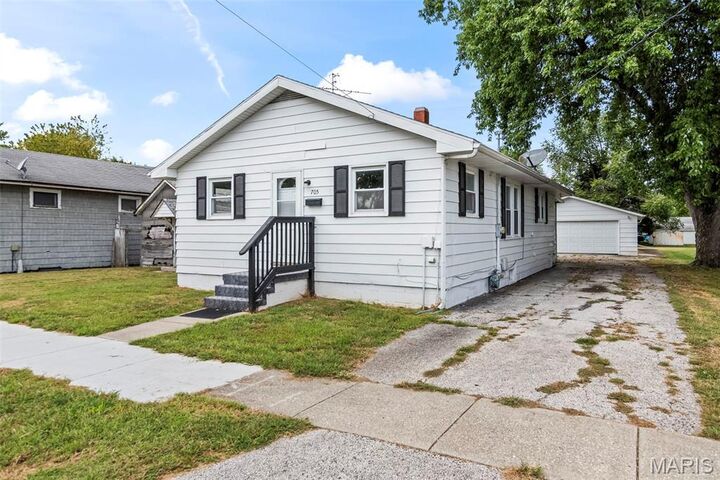 Property Photo:  705 E Columbia Street  IL 62056 