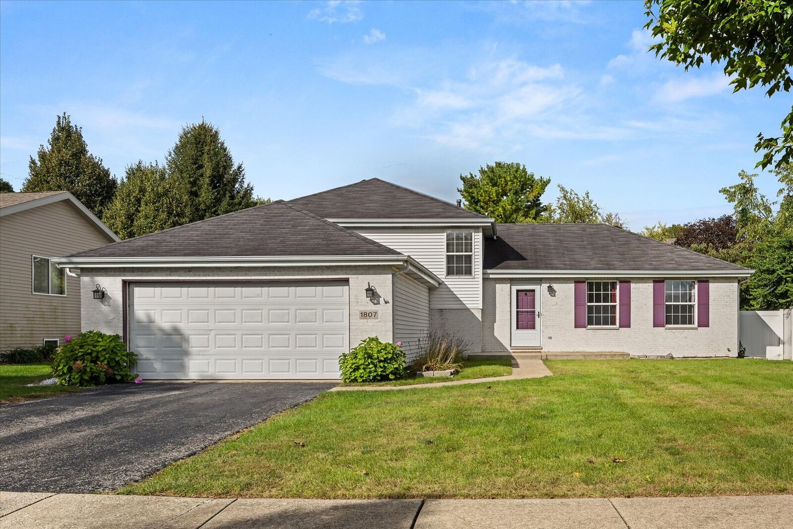 Property Photo:  1807 Larkspur Drive  IL 60586 