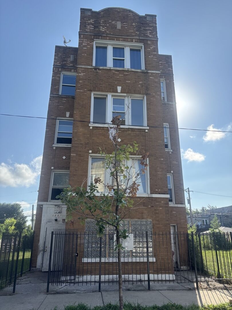 Property Photo: 1307 S Lawndale Avenue IL 60623