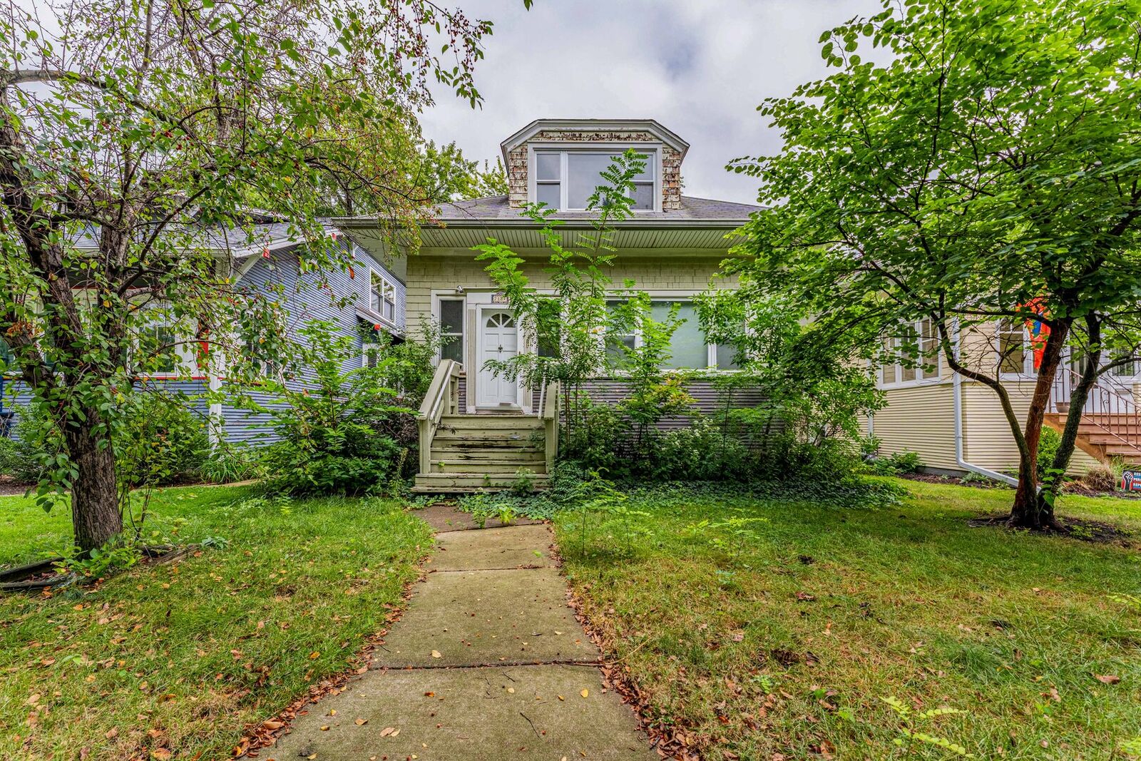 Property Photo: 718 N Ridgeland Avenue IL 60302