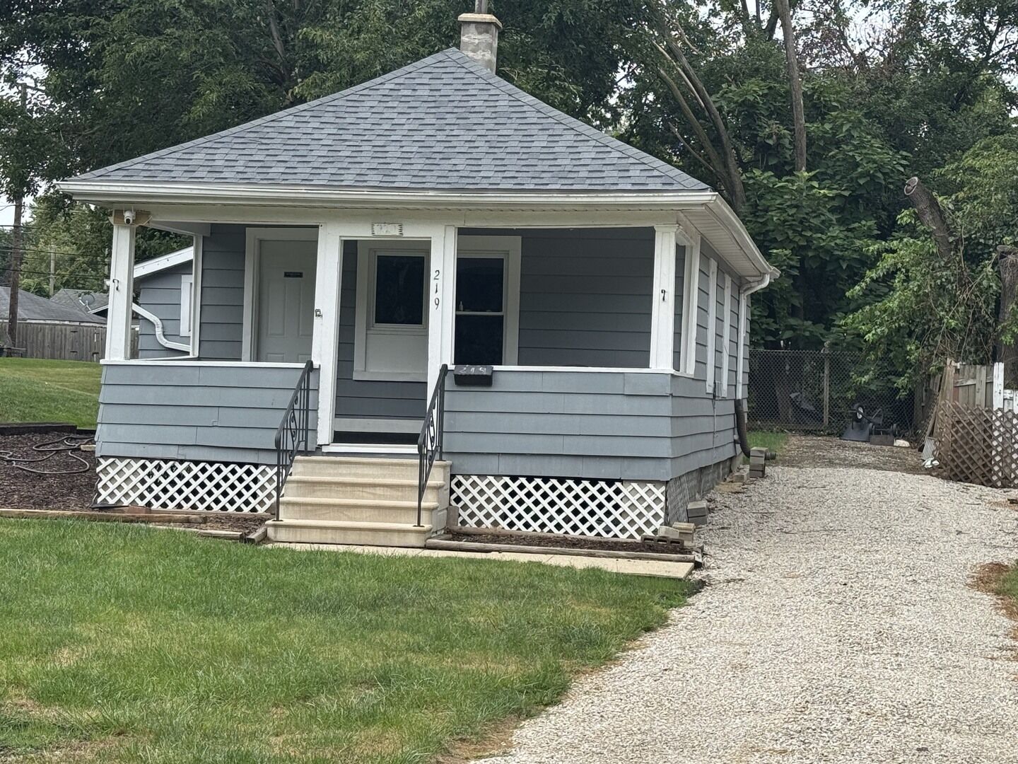 Property Photo:  219 SW Circle Drive  IL 60433 