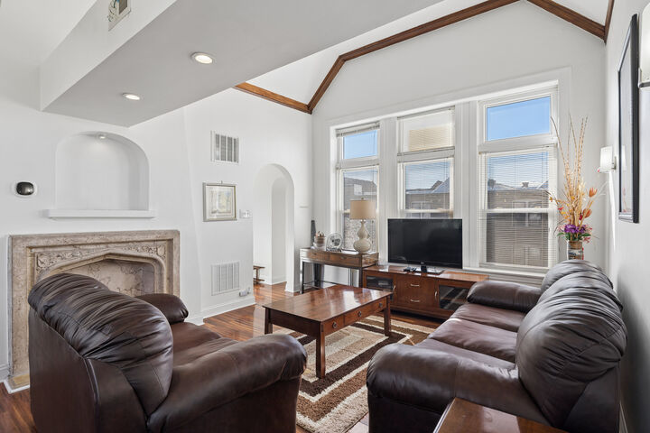 Property Photo:  6450 N Troy Street 3W  IL 60645 