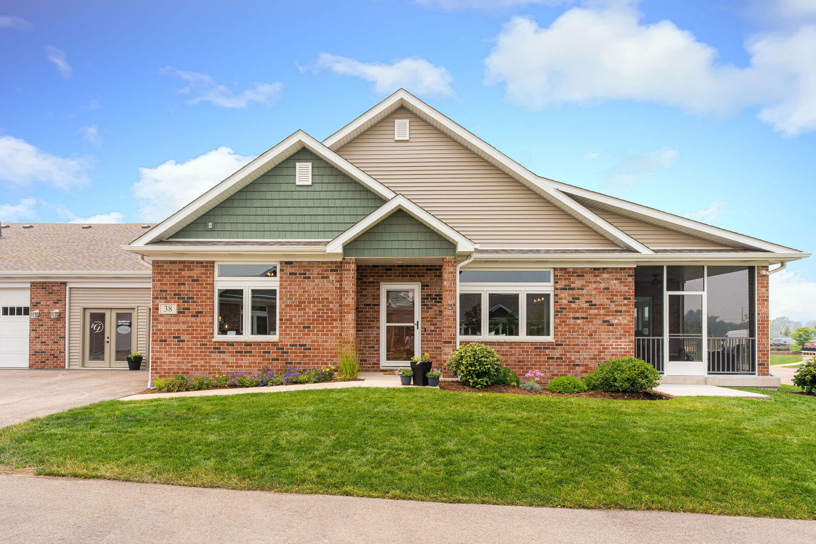 Property Photo:  4 Kloe Lane 4  IL 60178 