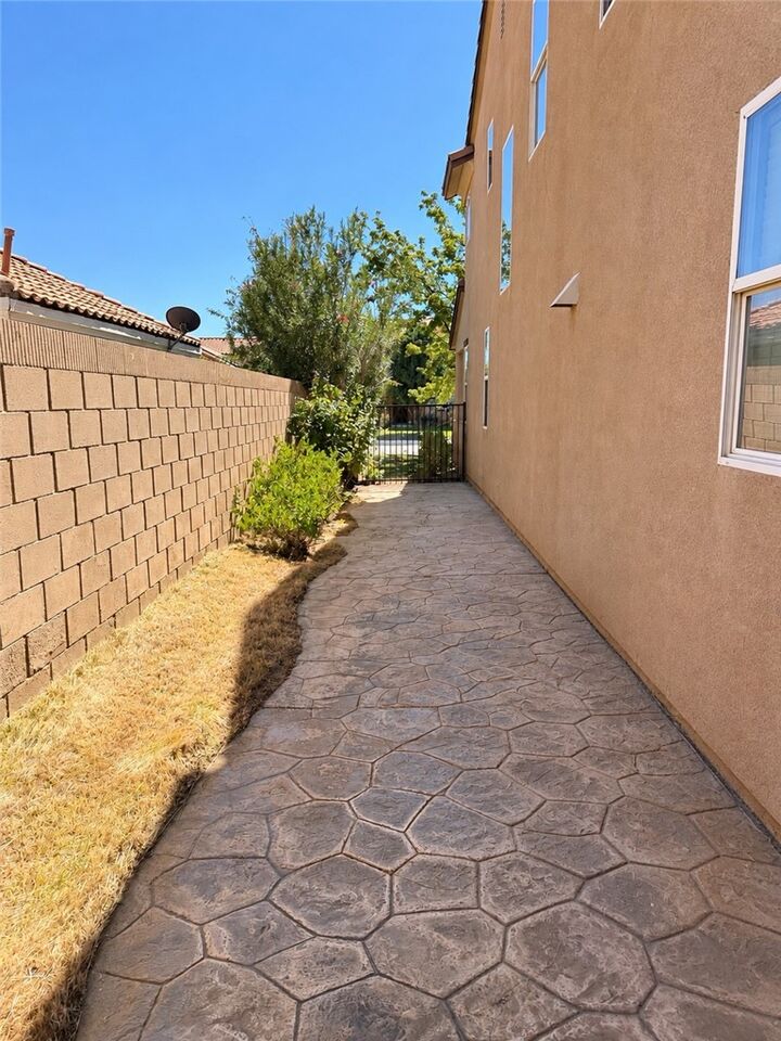 Property Photo:  2233 Avenida Del Mar  CA 93535 
