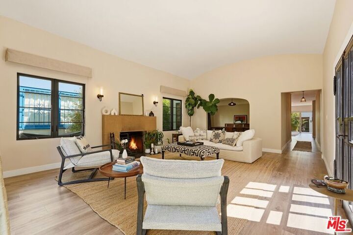 Property Photo:  860 S Mullen Avenue  CA 90005 