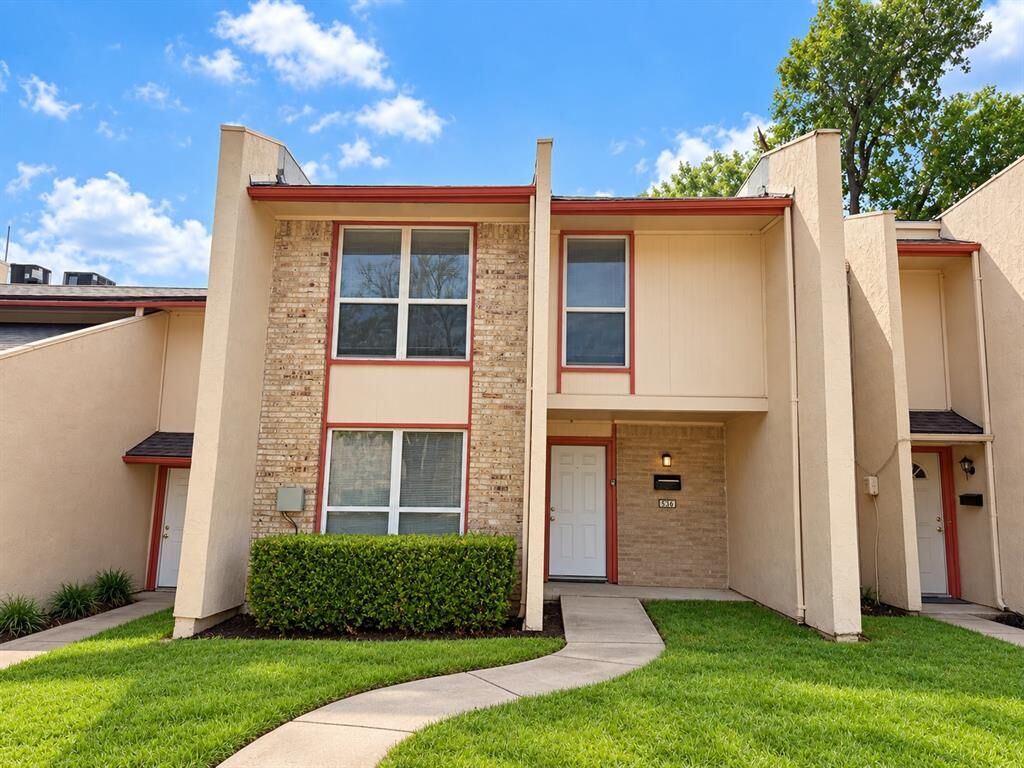 Property Photo: 536 Valley Park Drive TX 75043