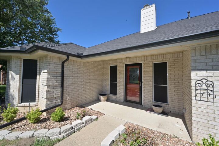Property Photo: 211 Barbara Way TX 75154