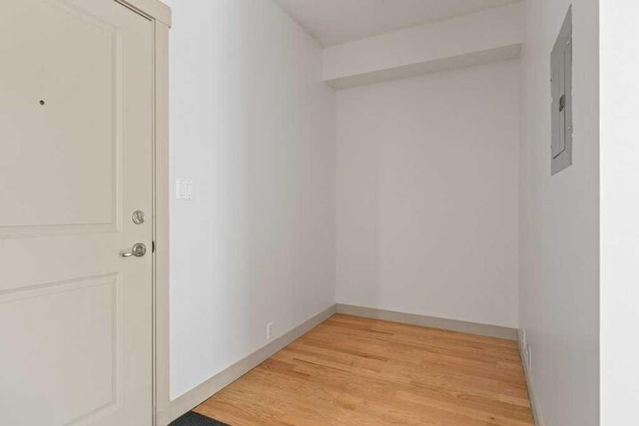 Property Photo:  5605 Henwood Street SW 2103  AB T3E 7R2 