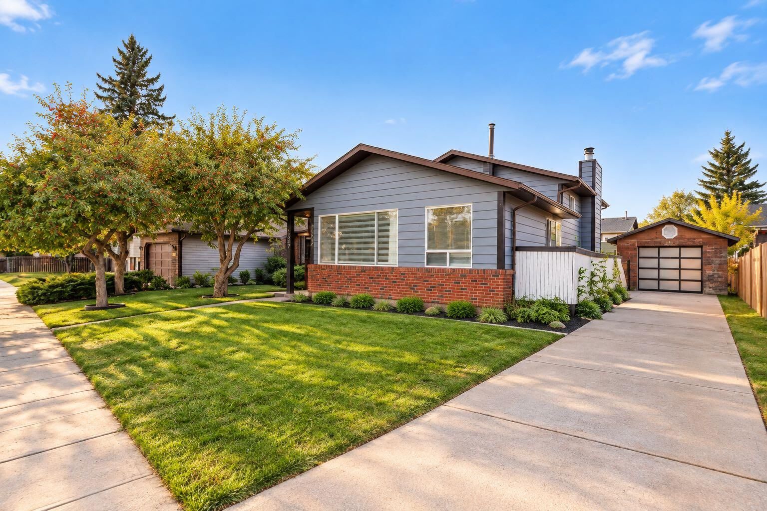 Property Photo:  6827 Temple Drive NE  AB T1Y 5N4 