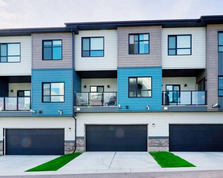 Property Photo:  50 Cranbrook Gardens SE  AB T3M 3N9 