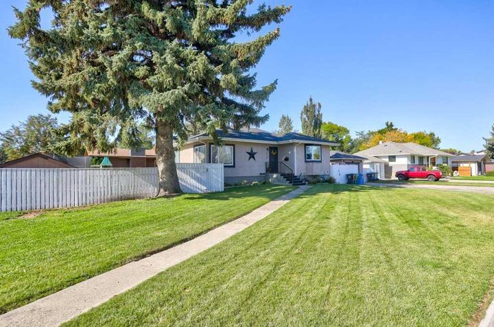 Property Photo:  430 Dieppe Boulevard S  AB T1J 3X1 