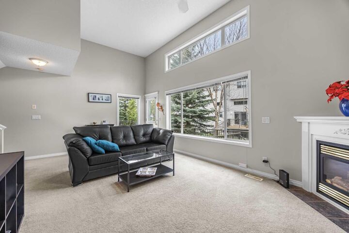 Property Photo:  33 Country Hills Cove NW  AB T3K 5G7 