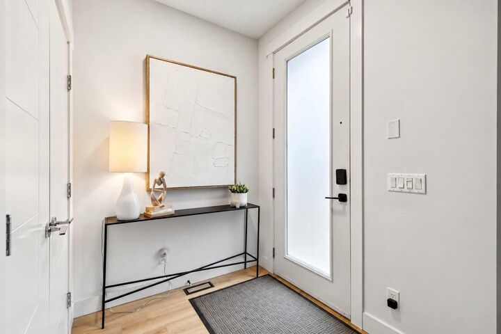 Property Photo:  406 33 Avenue NW  AB T2K 0B4 