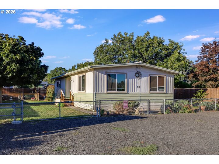 Property Photo:  813 Home Ct  OR 97058 