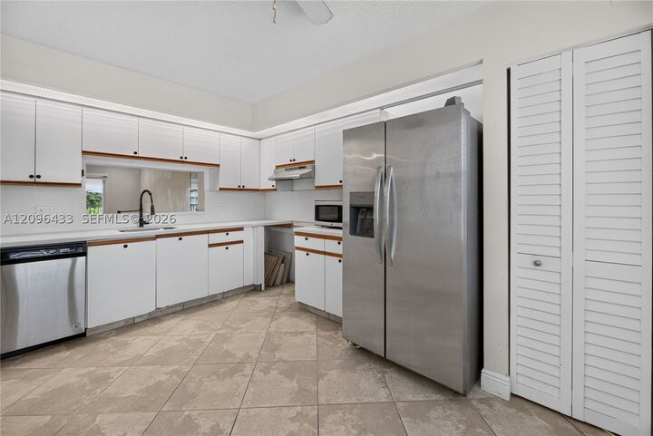 Property Photo:  1401 SW 128th Ter 405H  FL 33027 