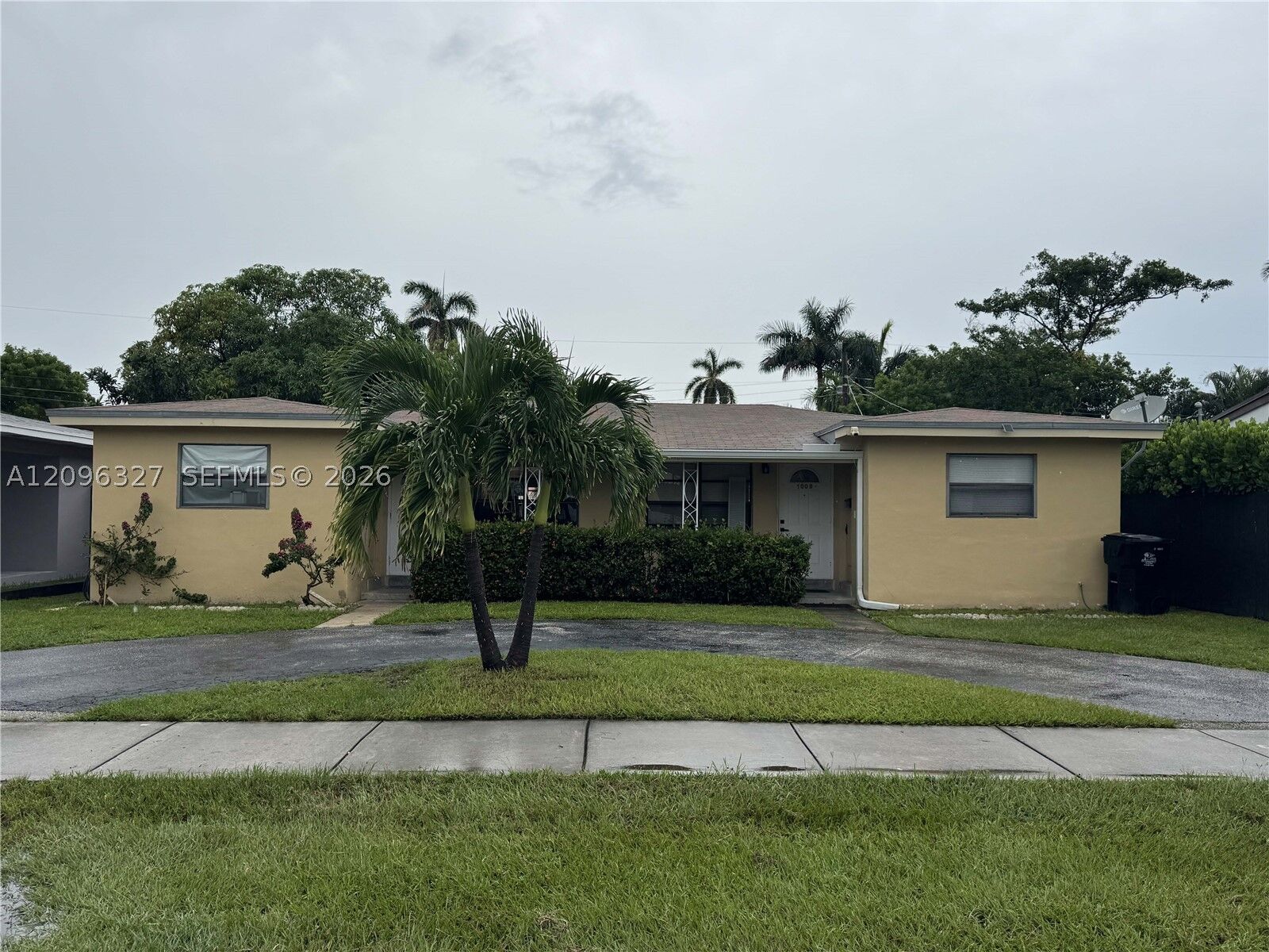Property Photo:  1009 NE 2nd St  FL 33009 