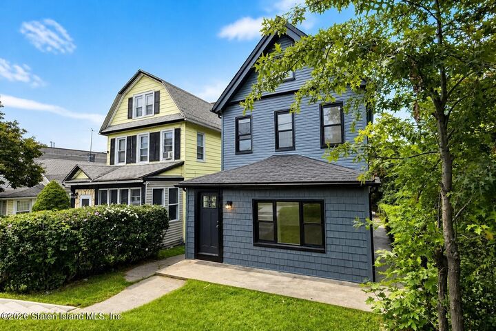 Property Photo:  221 South Avenue  NY 10303 